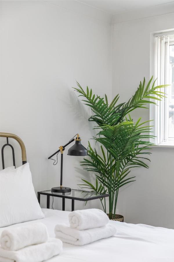 Beachside Retreat 2-Bedroom Gem With Free Private Parking & Outdoor Space Brighton Exteriör bild